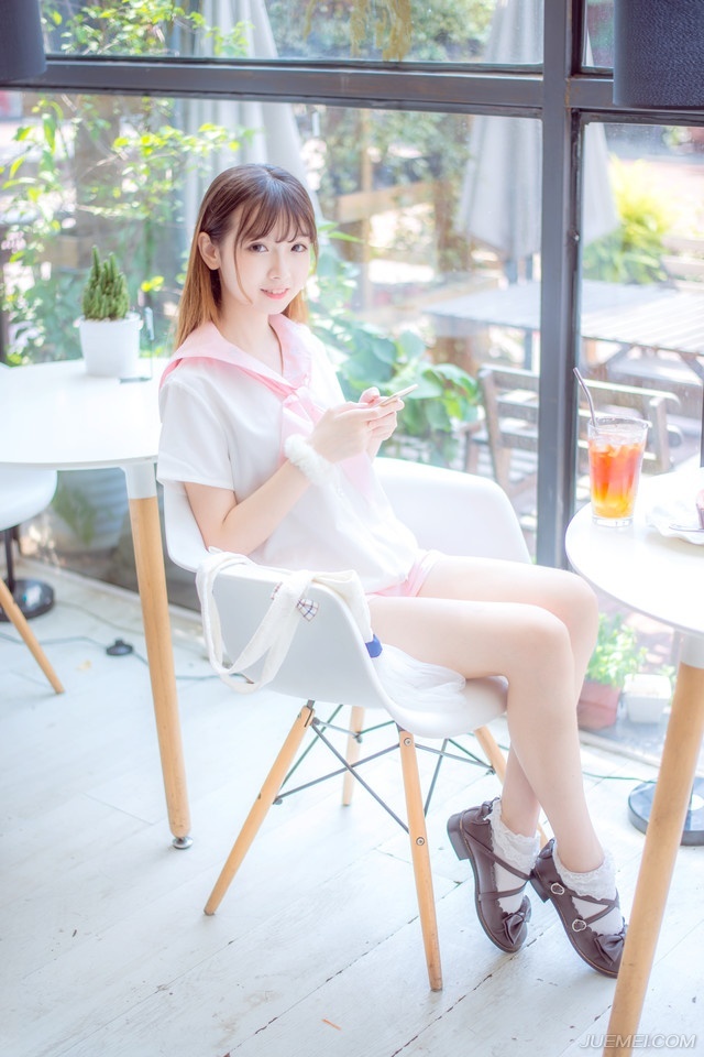 在伏德愕然的目光里，从江夏四周隐秘处，一艘艘快船迅速出现，密密麻麻的汇聚了一片，一眼望去，整个江面都被大小不一的船只铺满，浩浩荡荡。